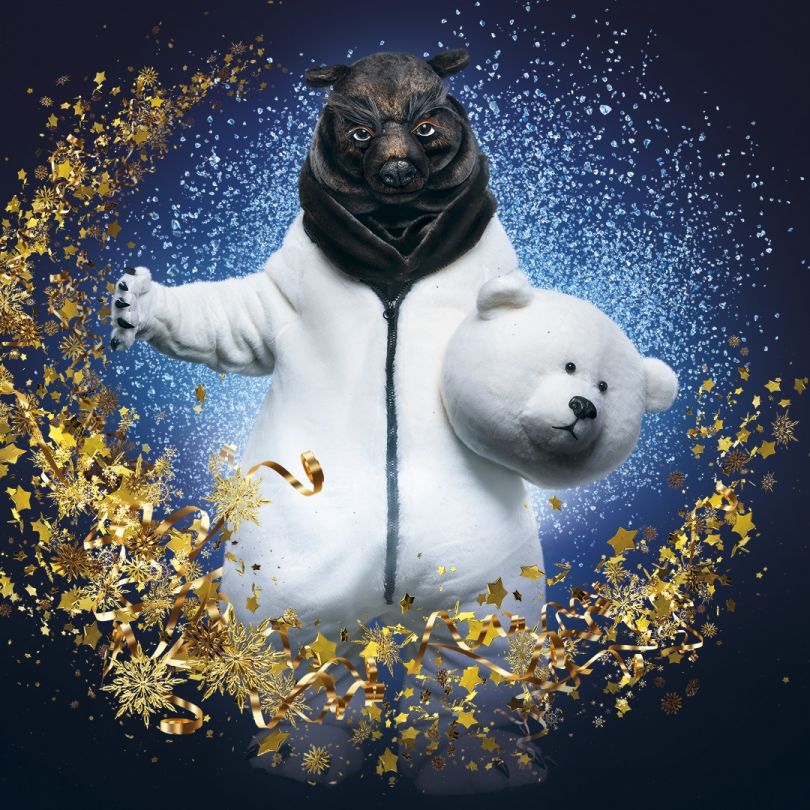 Бурый Медведь в костюме Белого маска шоу